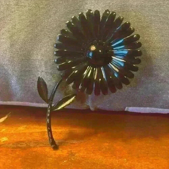 Flower brooch - Picture 1 of 2
